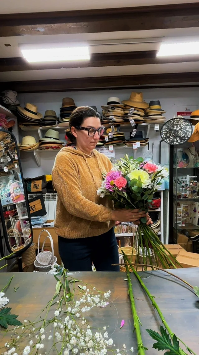 Para nosotras cada ramo de flores como una pequeña obra de arte 🌸

Nos apasiona lo que hacemos, y se nota en cada flor que elegimos, en cada color que combinamos y en cada pequeño detalle que cuidamos con mimo 🤍

Si buscas ramos únicos o una decoración floral pensada con cariño, puedes escribirnos o visitarnos en nuestra tienda en la calle Ramillete de Soria 🥰