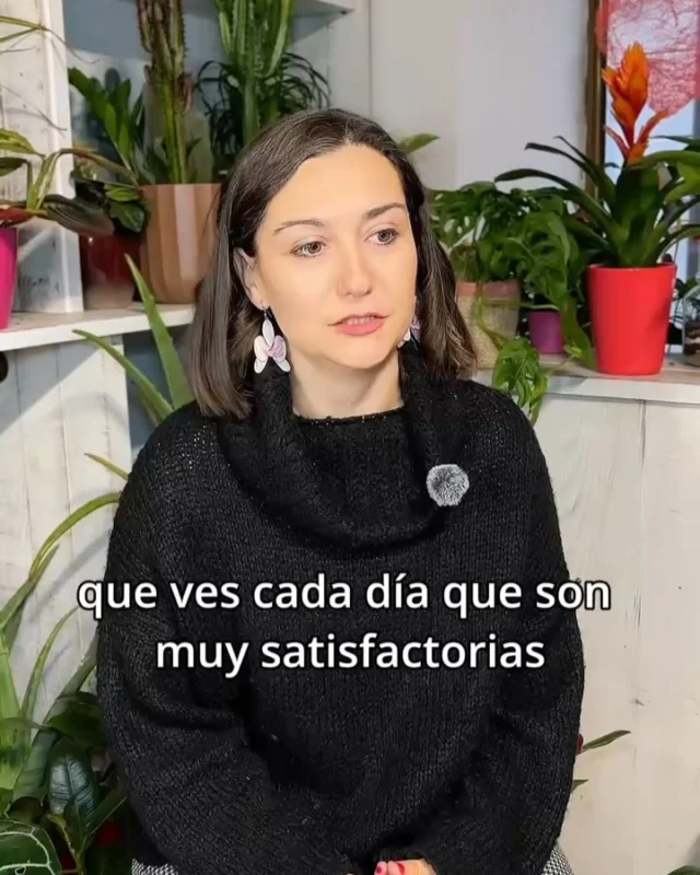 Hoy os queremos compartir otros fragmentos de una entrevista en la que hablamos sobre nuestro trabajo en bodas y lo importante que es para nosotras conocer cada detalle y entender realmente lo que quiere transmitir cada pareja.

También hablamos sobre la importancia de tener una relación tan cercana y buena con los espacios donde se realizan los eventos.

Gracias a todas las personas que habéis confiado en nosotras para vuestra boda o evento 🤍

También queríamos recordaros que si os casáis este 2025 y queréis que trabajemos juntas en la decoración floral de vuestra boda es el momento de poneros en contacto con nosotras para que podamos preparar todo con el tiempo necesario 💍💐