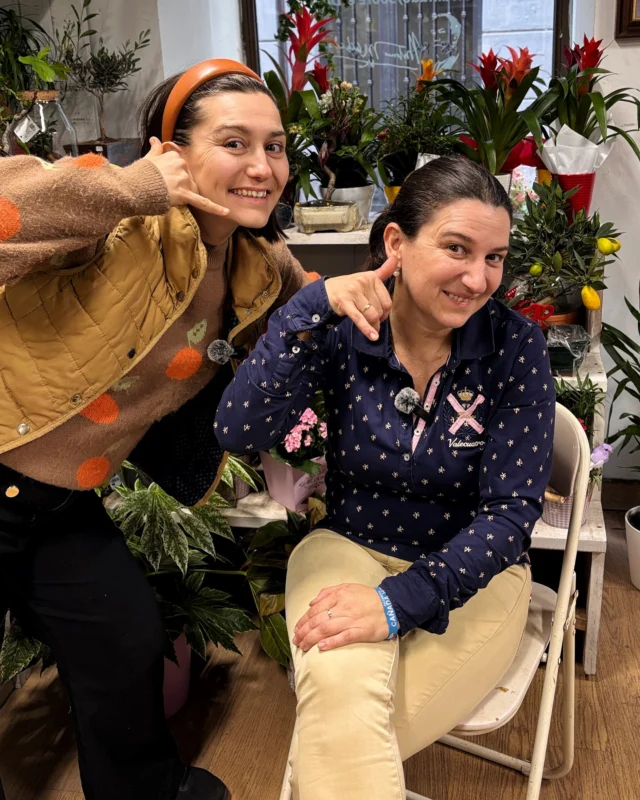 Nuestro trabajo en decoración floral para eventos está creciendo, y no os imagináis lo felices que nos hace 🤍

Nos permite ser aún más creativas, diseñar con libertad y poner el alma en cada detalle que llevamos a bodas, celebraciones y espacios especiales 💐🌺🌸🌻

Pero con ese crecimiento también vienen nuevos retos, y por eso queremos pedirte algo importante: 

Si vas a hacer un pedido, intenta encargárnoslo con un poco más de antelación 🫶

Pasamos muchas horas fuera preparando decoraciones, y otras tantas actualizando nuestra web y el catálogo de WhatsApp para que podáis ver todo lo que ofrecemos con claridad y cariño.

Si algún viernes por la tarde o sábado por la mañana vienes a la tienda y no nos encuentras, puedes llamarnos sin problema al 660 39 20 87

Seguimos aquí, aunque estemos llenando de flores otros espacios ✨

Gracias, de corazón🤍