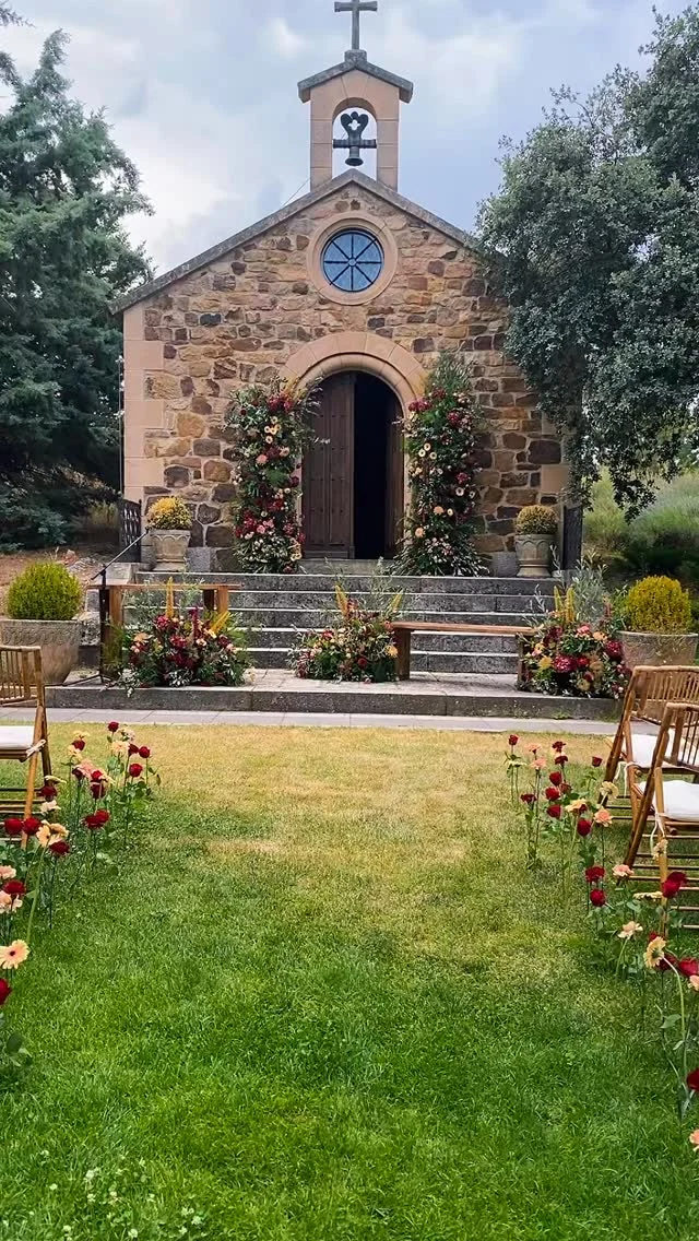 La boda de María y Héctor fue de esas que se quedan en el corazón 🤍

No solo por las flores, sino por todo lo que se respira ese día: emoción, miradas cómplices y la ilusión que se siente en el aire.

Queremos dar las gracias a todas las parejas que confían en nosotras para cuidar hasta el último detalle floral. 

Es un honor enorme formar parte de un momento tan especial. Lo vivimos con nervios (¡siempre!) y con la misma ilusión que si fuera nuestra propia boda… y la alegría de ver cómo todo sale perfecto no tiene precio.

A María y Héctor, gracias por dejarnos estar ahí, por confiar y por permitirnos sumar flores, color y cariño a vuestro gran día 🌸✨